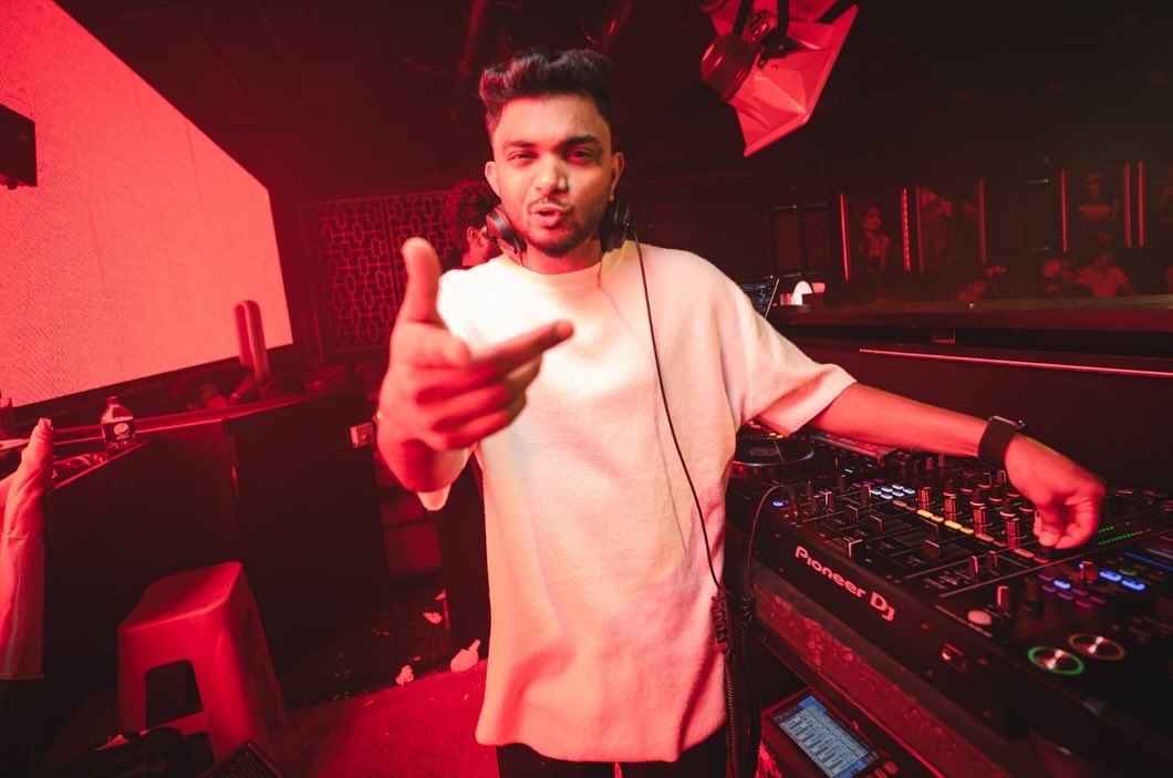 djsahilnrg's tweet photo. In the zone where music and NRG collides ⚡
#djsahilnrg
@hammerzznightclub
📸: @_melchy_p.h.y
#luxury #mixtape #desidisco #goanightlife #partytime #luxurylifestyle #groove #comercial #nightlife #lifestyle #housemusic #goa #mixtapewednesdays #djsahil #club #music #djlife https://t.co/ksNivgIfkn