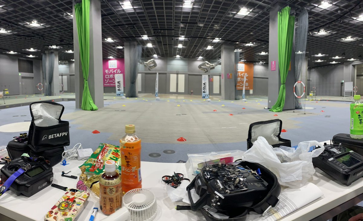 Kohey_fpv's tweet photo. レースバカ楽しいぃぃ！！
@HacchanFPV ←ハプニング続き😅😅

#tinywhoop 
#ドローンレース https://t.co/xv0AC0ypKo