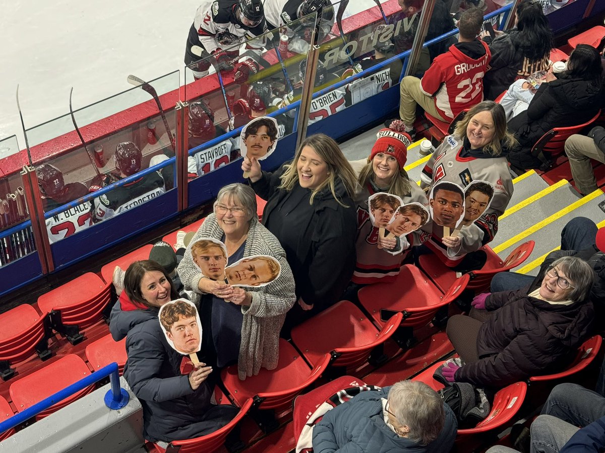 HamWilder's tweet photo. Billet Moms/Dads/Siblings etc - thanks for making Junior Hockey happen. This is epic :) @AVBulldogs @BCHockeyLeague https://t.co/Tzun7ZZWI4