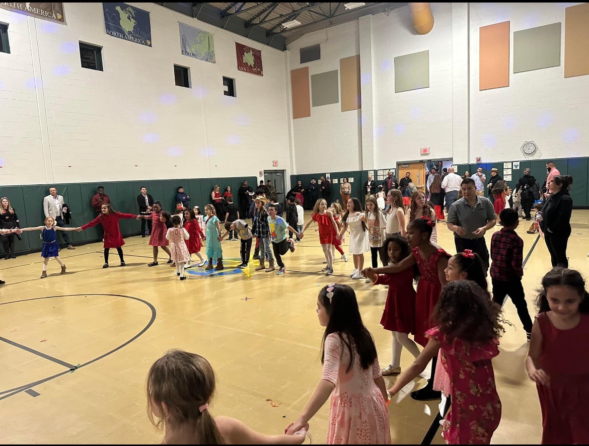 AISPrincipal's tweet photo. What an amazing night at our dance! Thank you to our PTO for your hard work! https://t.co/bp4UTrR4yy