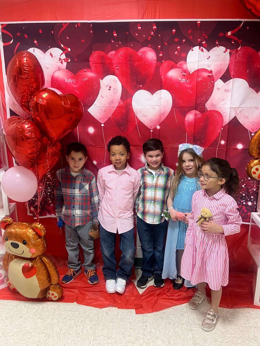 AISPrincipal's tweet photo. What an amazing night at our dance! Thank you to our PTO for your hard work! https://t.co/bp4UTrR4yy