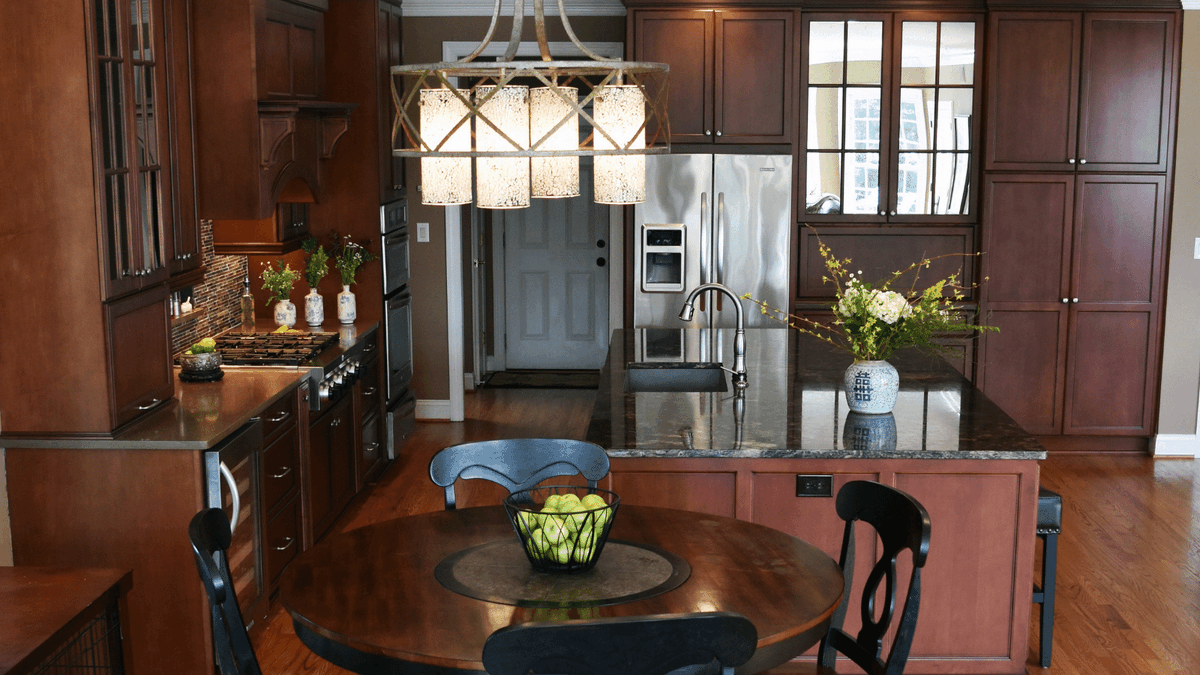 KettlerDesign's tweet image. The heart of a home is where the pet is. Or maybe this gal just smells bacon 🤗. Touchstone Fine Cabinetry ☀️ Island countertop by @agmimportsclt ☀️ perimeter countertops by @CaesarstoneUSA ☀️ tile by Harkey Tile &amp;amp; Stone #loveyourkitchen #karenkettlerdesign