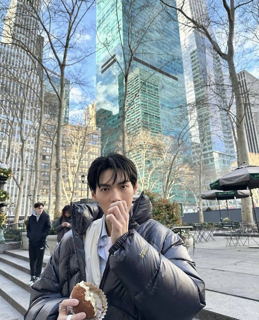 ฟีลเหมือนเด็กน้อยที่หม่าม๊าพาไปเที่ยว แล้วอยากกินนู่นกินนี่ไม่หยุด ซึ่งจังหวะที่กำลังเอร็ดอร่อย หม่าม๊าก็ยกกล้องขึ้นถ่ายพอดี เลยได้ช็อตนี้มาอะ น่ารัก น่าเอ็นดูสุด ๆ พ่อหนุ่มน้อยของแม่ 🥺🤲🏻