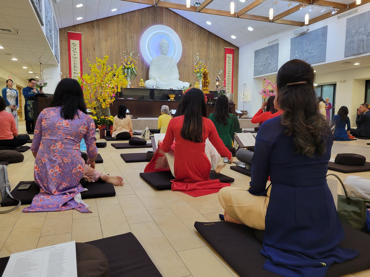 attorneyjeremy1's tweet photo. Happy New Year!  The DRAGON.

I am at my local buddhist temple, where I prepare to test my endurance and ability to withstand pain against 100 women as we are forced to go from standing to kneeling and bowing back to standing, 100 times. I will win this battle. https://t.co/XgSQvbTPs8