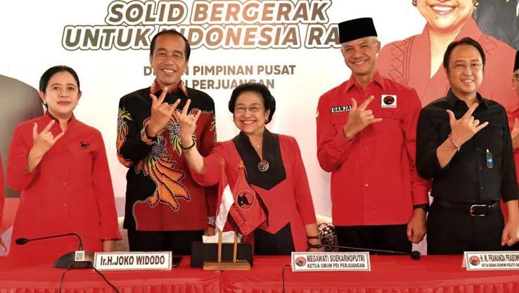 KakekHalal's tweet photo. Pengkhianat dan Malin Kundang

Megawati selalu menganggap Jokowi sebagai anaknya sejak dulu dan selalu memberinya peluang supaya dia bisa berkembang lebih besar bahkan disaat orang orang dulu itu menghina Jokowi Megawati lah yang tampil di depan untuk menbelanya.

Betapa sakit hatinya ibu Megawati karena orang yang sudah dianggapanya anak yang terus dibelanya itu akhirnya mengkhianati dia.

Jokowi ibarat Malin Kundang, orang yang melupakan jasa ibunya sendiri ketika dia ada di puncak kesuksesan.