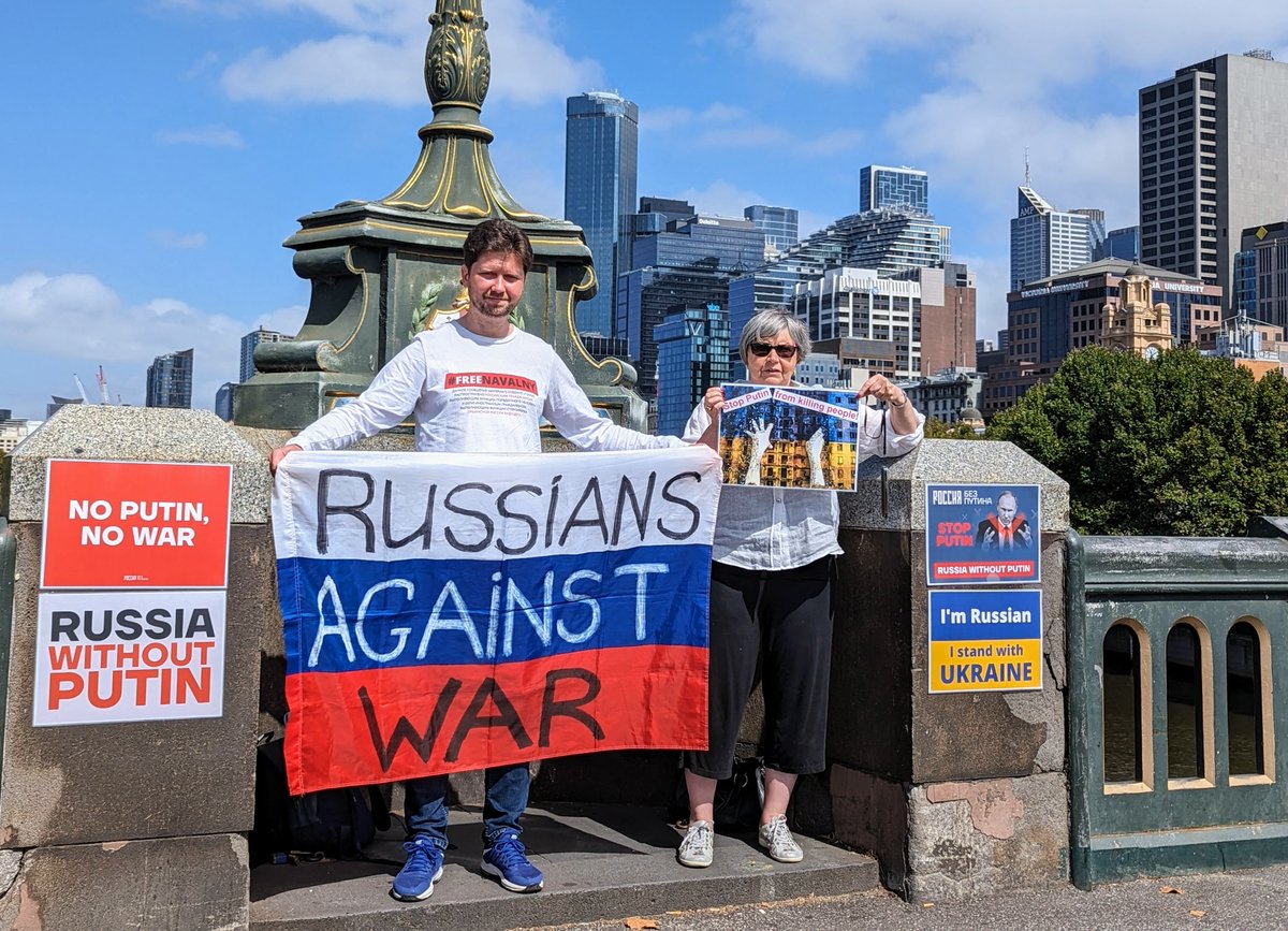 Продолжаем еженедельную акцию #RussiansAgainstWar + #FreeNavalny в Мельбурне. Сегодня без особой причины было больше людей, чем в обычную субботу. Сначала один человек присоединился, потом семья с двумя детьми, потом ещё один и ещё.

24 февраля будет ещё больше, я надеюсь.