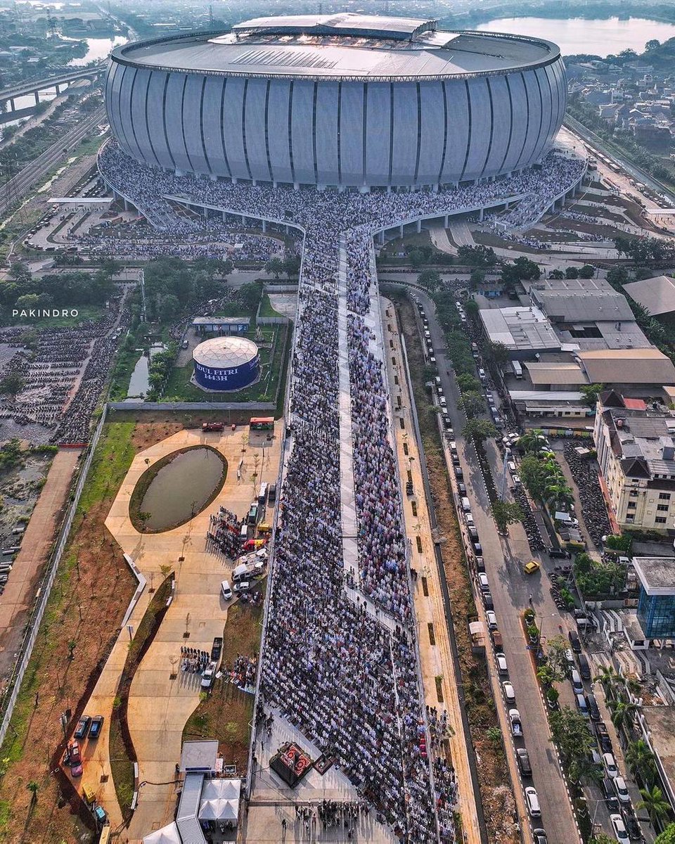 ...So far ini foto terbaik kampanye 01 di Jakarta International Stadium pada hari ini.

JIS vs GBK tersaji hari ini
01 di JIS vs 02 di GBK

Massa #KumpulAkbarJIS01 tidak berbayar sama sekali.

Sementara massa #KamuKITA02BIRUinGbk di GBK sebagian besar kek'y massa berbayar. (``,)