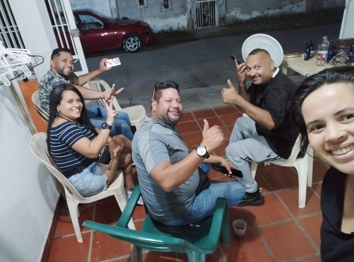 #AtrapaLaEmoción  en Mene Grande Zulia ligando a Venezuela familia Montes Linares Sumoza con tv de 80" 🤣