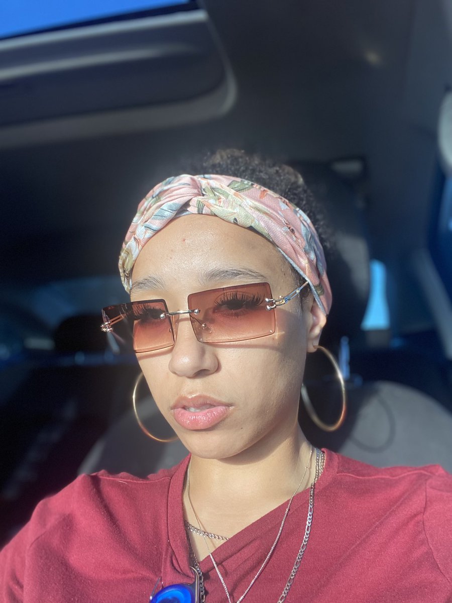 Ebonymilfchic's tweet photo. here goes another lightskin bitch that think she looks cute all because she lightskin.. https://t.co/Iemy1yTrIi