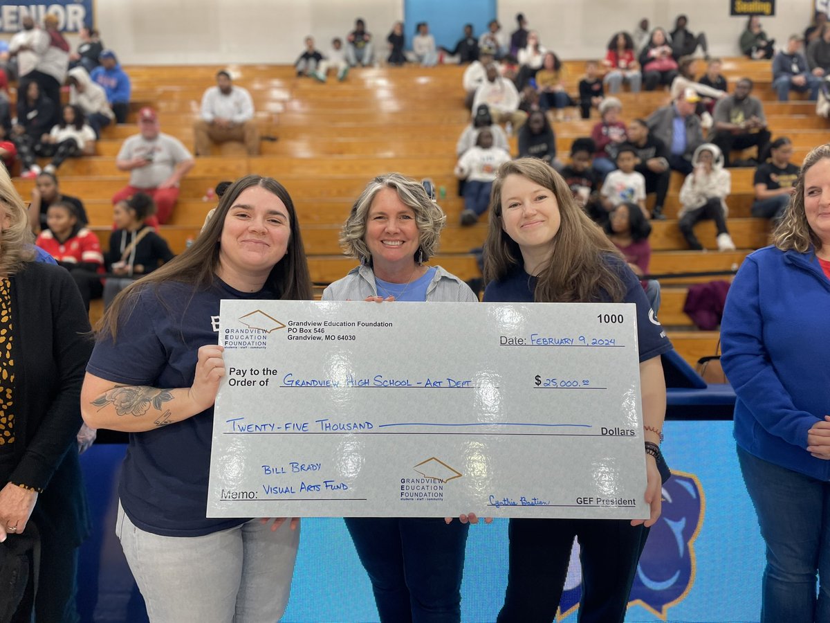 GrandviewCSD4's tweet image. Congratulations to the Grandview High School Art program who received a $25,000 check from the Grandview Education Foundation at Friday’s game. The check is a donation from the family of an esteemed alum who made a mark in the art world. #EmpowerPassion #FutureStrong