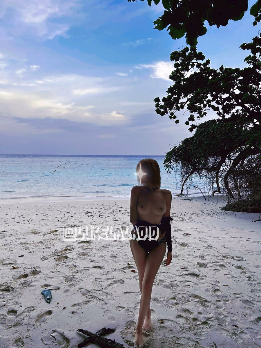 各位新春快乐🧨🧨🧨附上在泰兰德给lala照的美照 🏝️辣辣的胸真的太美了 大小刚刚好 💧而且还坚挺 在闹市中窗外步行的人能看到 而且车里还坐着同行的友人 我的宝贝还是很会挑起我兴致 拍下给大家欣赏 不要吝惜赞美之词