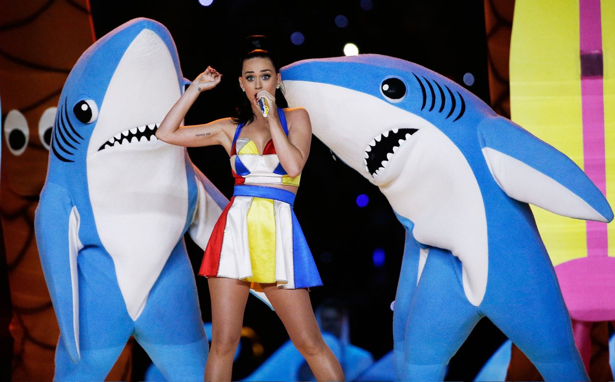 elliot_1999's tweet photo. 🚨 BREAKING NEWS 🚨

Katy Perry acaba de dar inicio su performance desde La Guaira en celebración por la victoria de Los Tiburones en la serie del caribe.

Felicidades a los nuevos campeones. https://t.co/mbguDF7fCn