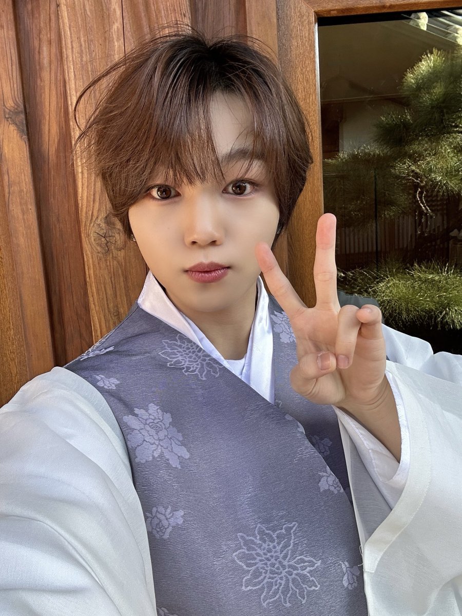YOUNITE_twt's tweet photo. 유니즈으으 새해 복 많이 받으세용 
맛있는거 많이 먹기이 😁

#은호 #EUNHO https://t.co/FF42Z2WB7e