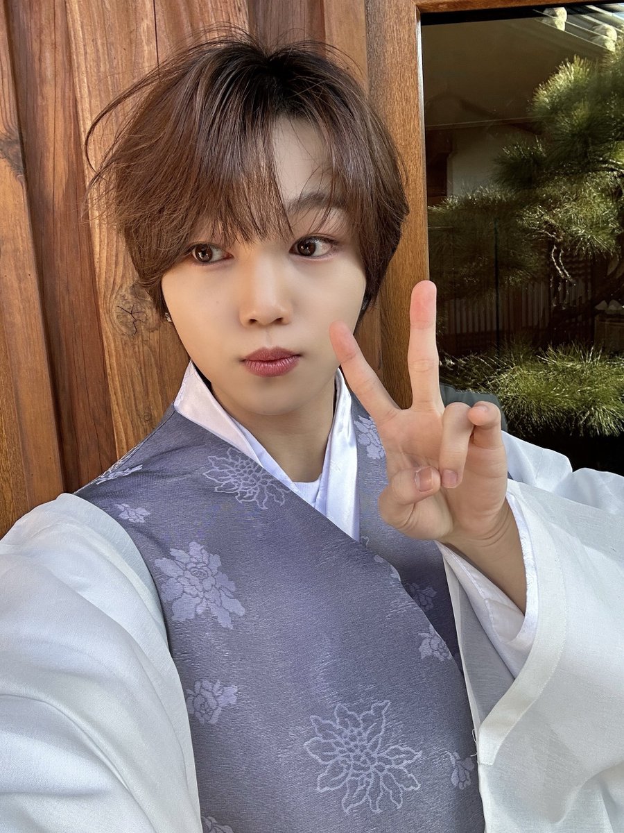 YOUNITE_twt's tweet photo. 유니즈으으 새해 복 많이 받으세용 
맛있는거 많이 먹기이 😁

#은호 #EUNHO https://t.co/FF42Z2WB7e