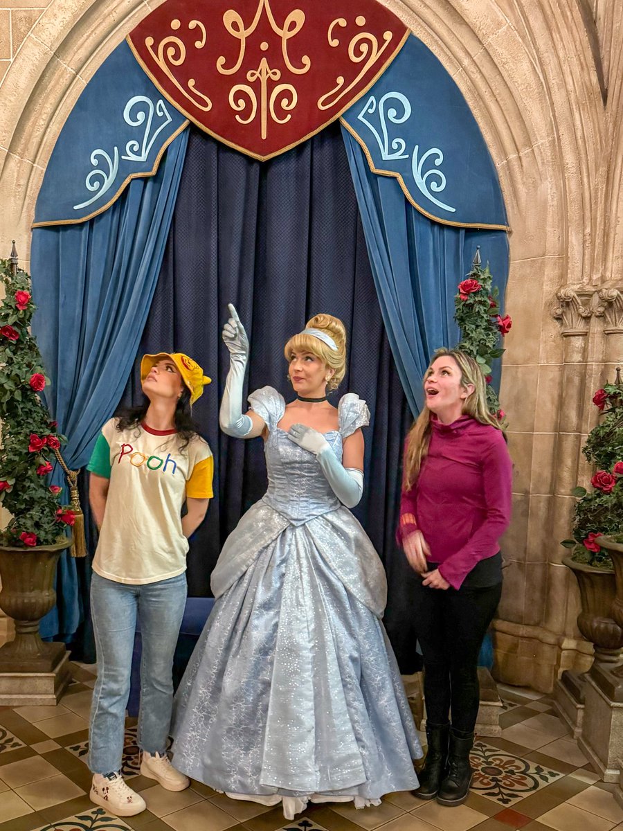 thehannahklein's tweet photo. Dinner date with the beautiful @cosplay_heart at Cinderella’s Royal Table 💫🏰 #friendsdate https://t.co/7yW3azzYwH
