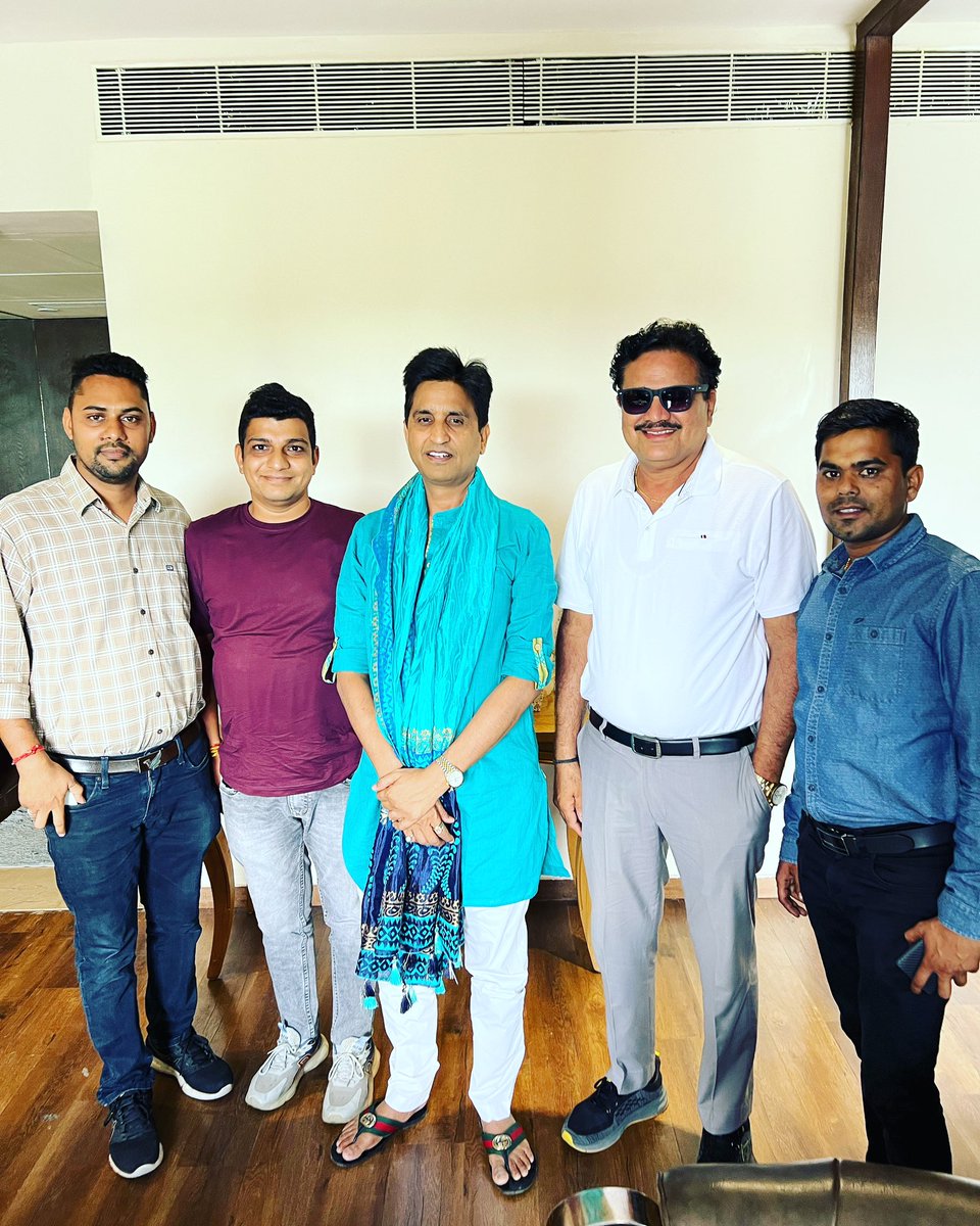 babadaad's tweet photo. हम सब के प्रिय सरस्वती के परम् सादक़ जिनके विश्वास से ही विश्वास होता है की राम अपने ही नहीं बल्कि पूर्ण ब्राह्मण है जन्मदिन की बधाई शुभकामनाएँ @DrKumarVishwas श्री गौ सेवा मित्र मण्डल भीलवाड़ा 💐 https://t.co/PGI4r7lWEj