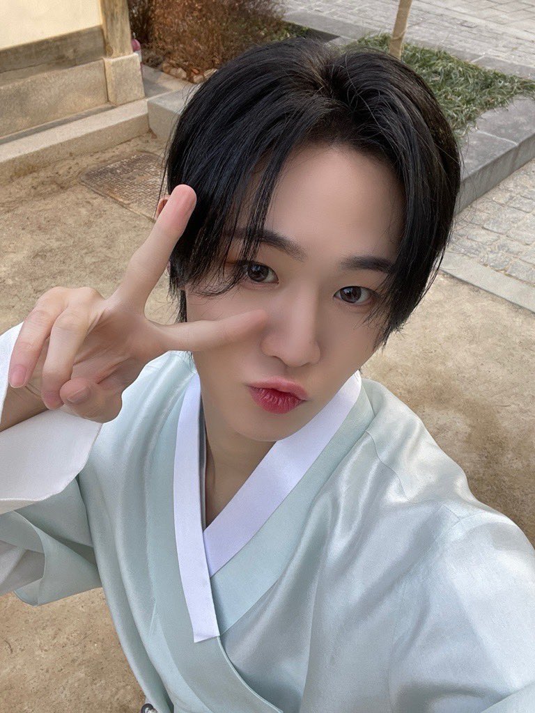 🙇‍♂️😗☀️🤍

#EVNNE #이븐 #지윤서 #JIYUNSEO