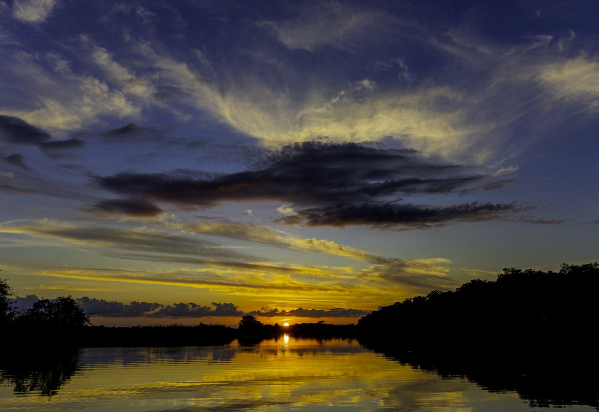 Ocasos inolvidables / Unforgettable sunsets
#Guatemala #nature #naturaleza #wildlifephotography #naturephotography  #sunrise #amanecer #landscapephotography  #fotografiapaisaje #landscape #paisajes  #rivers  #rios #tropicalforest