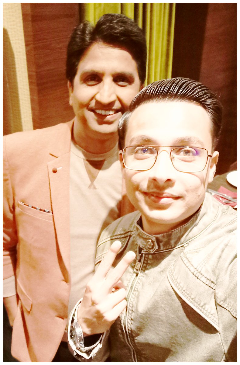 NigamComedian's tweet photo. विश्वपटल पर जिनका नाम सबके दिलों के राजकुमार काव्य जगत की दुनिया का सबसे बड़ा नाम आदरणीय श्री @DrKumarVishwas जी को जन्मदिन की स्वर्णिम शुभकामनायें एवं बधाई प्रभु श्री राम जी की कृपा आप पर सैदव बनी रहे 🎂

#kv https://t.co/06B3GyHw6t
