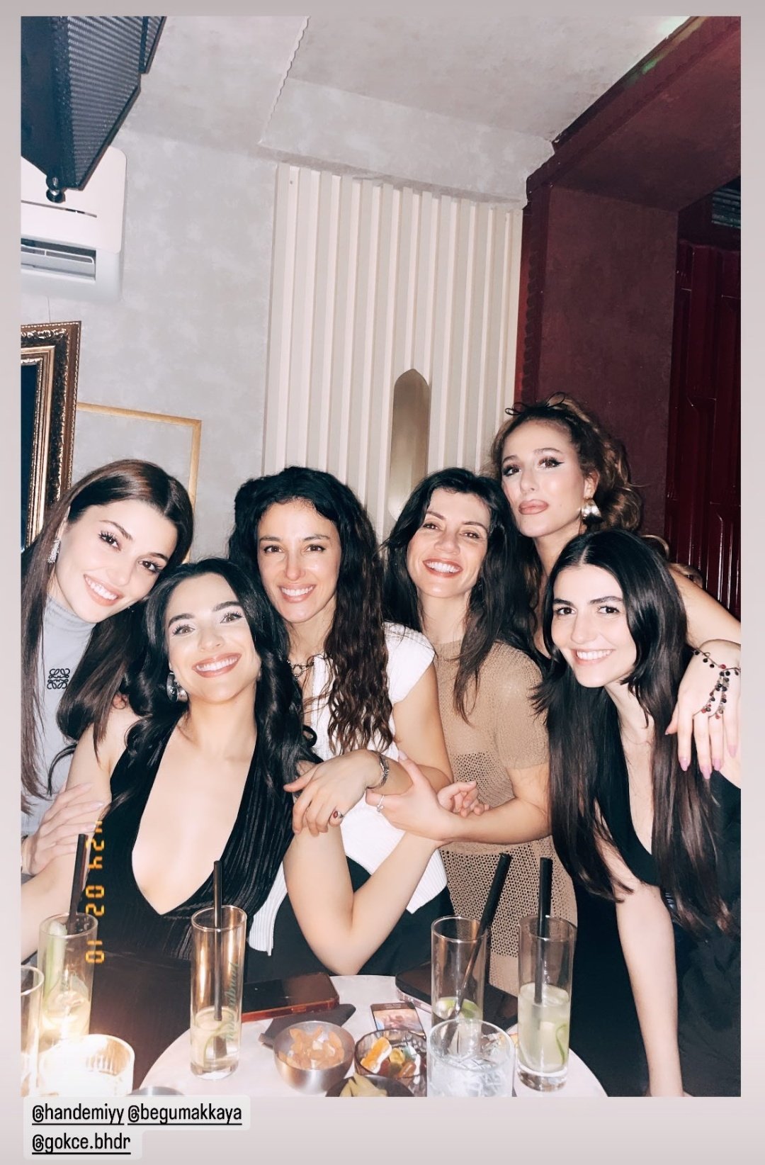 all about hande ☄ on X: "Begüm Akkaya'nın doğum günü partisinden❤️‍🔥 # HandeErçel https://t.co/13i6POeL5E" / X