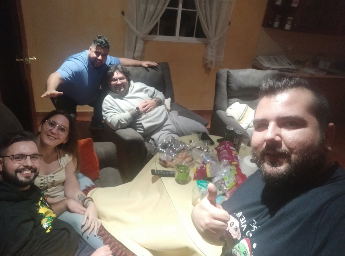 pacoferlo's tweet photo. #SomosMásCarnaval #SomosMasCarnaval  Disfrutando del COAC Desde alaska con el braserito! https://t.co/Tcte5m8CKB