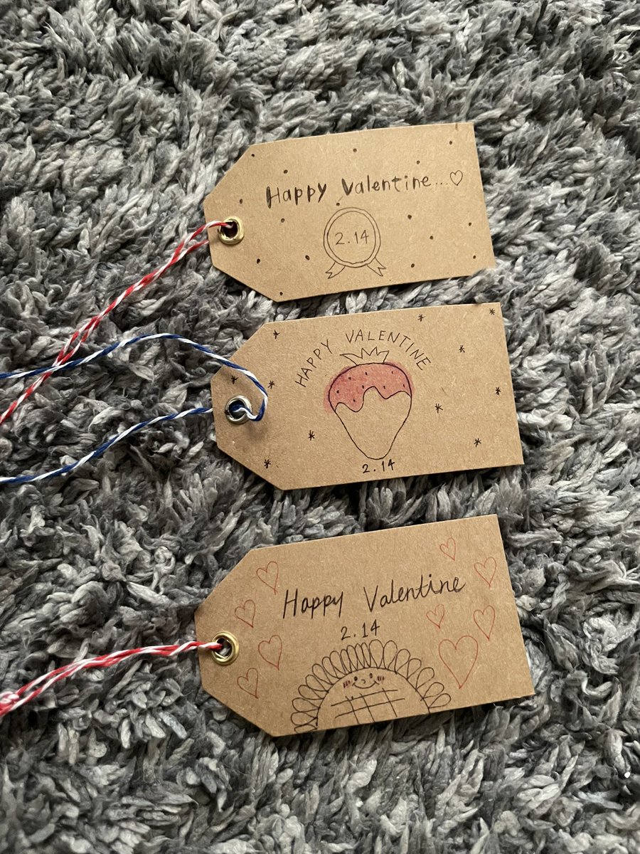 hmwr_sun's tweet photo. バレンタインもうすぐ💌
デザインどれにしようかな
#バレンタイン #メッセージカード　#手作り https://t.co/rTKU8aEHQd
