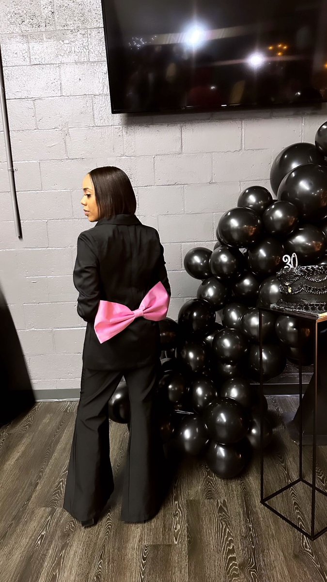 TonaeLee's tweet photo. Let’s give it up for the back of the jacket! https://t.co/NBWzx66X4k