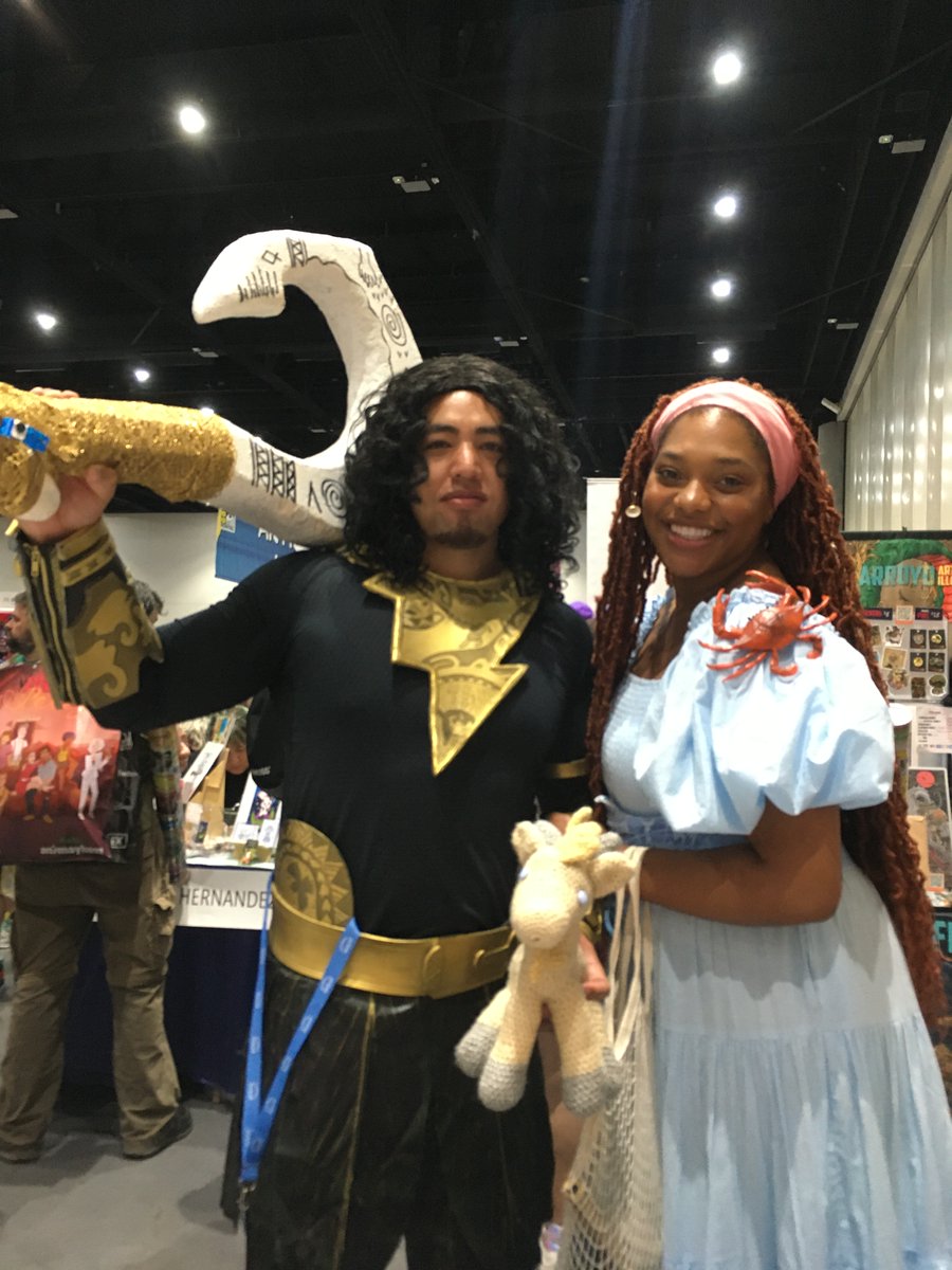 Murphysplush's tweet photo. Ariel and… Maui? Black Adam? Not sure how to call him but when I took my pic with them, he said “You’re welcome!” #murphysplushtrips #murphysplush #sdcc2023 #cosplay #disneycosplay #thelittlemermaid #blackadam📷 #maui #moana https://t.co/jNvISVGPg8