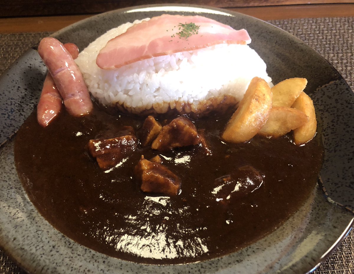 UzuMaro_cat's tweet photo. 前から行きたかった「B.BROWN」でB.BROWNカレーをいただきました。先行する甘さを追いかけるように心地よい辛さがやってきてほのかな酸味が後を引く。これは食べらさるわ。しっとり柔らかなポークもたまらない。なまらうめーー!!ごちそうさまでした!
#旭川
#カレー
#BBROWN https://t.co/419qPgITTY