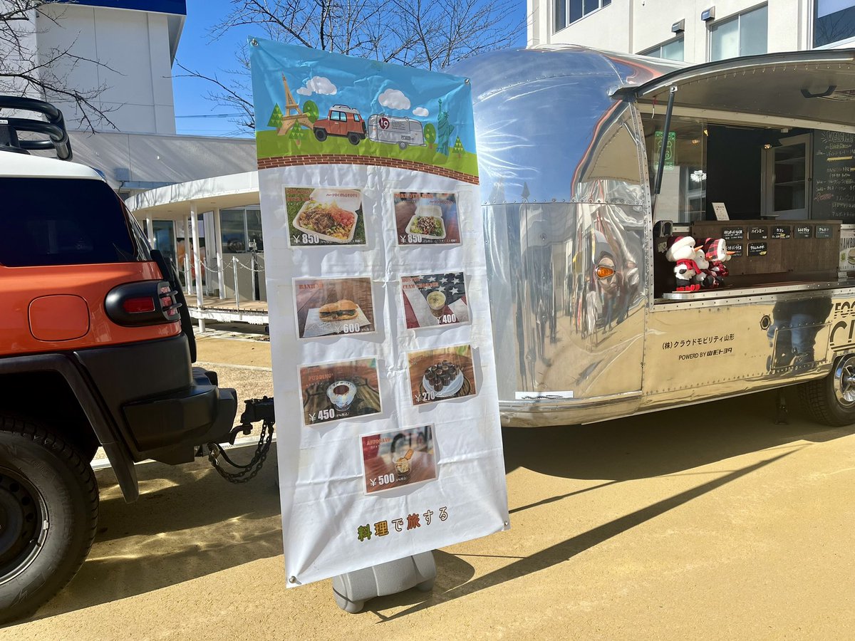 kanonryui's tweet photo. 青空の下、チキンオーバーライスを食べた♪
#cloud19 https://t.co/1LUW3ha8z7