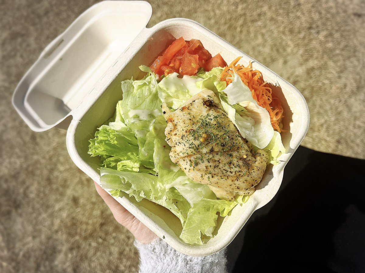 kanonryui's tweet photo. 青空の下、チキンオーバーライスを食べた♪
#cloud19 https://t.co/1LUW3ha8z7