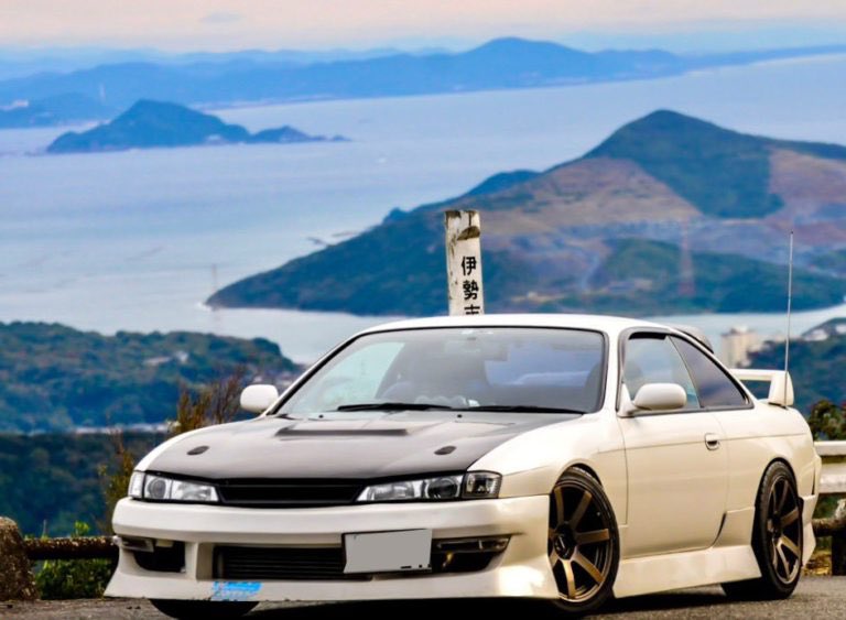 carshot_jp's tweet photo. 今回は三重県の伊勢志摩スカイライン(@iseshimaskyline)で撮影された1枚をご紹介！🚗📸

目の前に広がる伊勢湾を眺めるのも良いですね！✨  旅の疲れも飛びます😆

■詳細情報
https://t.co/jLfp0vWTbk

あなたのオススメ撮影スポットも是非教えてください✨
(提供:@puuzu2936様)

 #日産の日  #S14 https://t.co/R0VEdJ2MB3