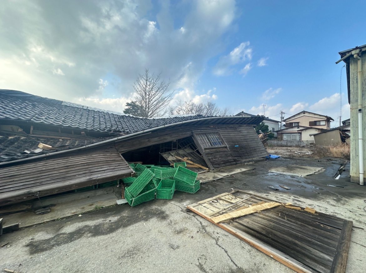 yasai_md's tweet photo. 石川能登半島地震では、メディアではあまり報じられていませんが、多くの農家さんも被災されました。

作業場が崩れ出荷ができなくなってしまった農家さん、菌床が崩れ廃棄になってしまったキノコ農家さん、地盤沈下で海水が畑に入り作物が作れなくなってしまった農家さん。

少しでも応援したいという思いで、石川野菜の詰め合わせのオンライン販売を立ち上げた金沢出身の女子高生がいると金沢の仲卸の方から伺いました。

応援いただけないでしょうか？発信ができず、全く売れていない状況のようです…。

https://t.co/SBJ7vV73v0