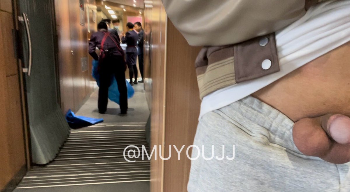 春节回家高铁上，前面是满满一车厢乘客，后面是忙碌的乘务员，吧台小哥一直瞄我。#阳痿 #废屌 #暴露 #骚狗