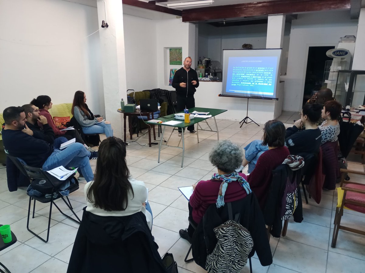 📻Artículo y podcast de <a href="/sandracamps/">Sandra Camps</a> sobre nuestra formación de Mediadores de Barrios.
👇👇👇blog.rtve.es/enprimeraperso…

Podcast👇👇👇 
rtve.es/play/audios/en…