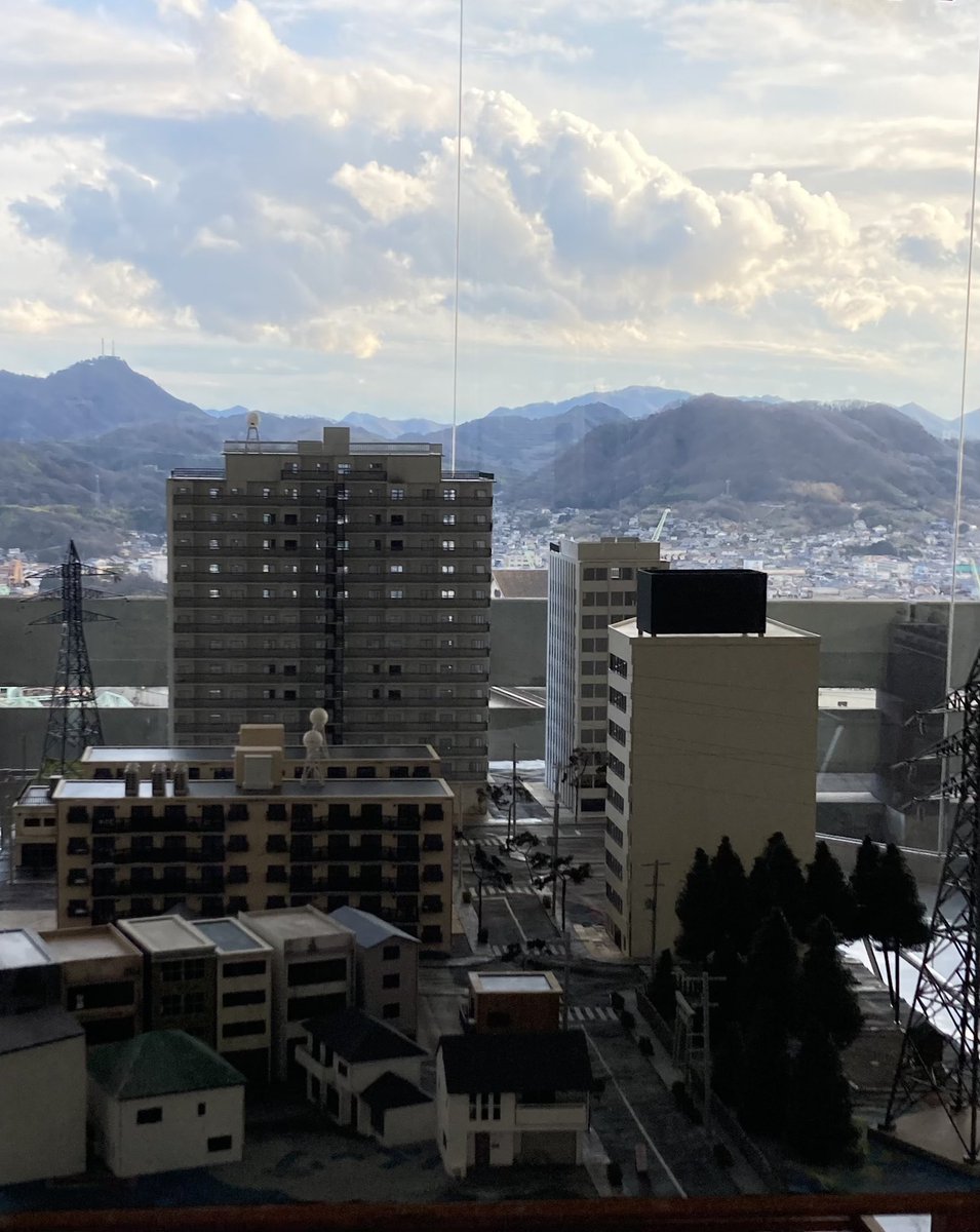 adca0054's tweet photo. 2月9日から尾道市立美術館にて、卒業制作展が始まりました!
18日(日)まで開催しています!!
1/40scaleの特撮ジオラマを、景色の良い美術館の展望室へ置かせて頂きました。
4年間の集大成を飾れて満足です!
#ミニチュア #ジオラマ #特撮 #卒展 #卒業制作展 #尾道市立美術館 #miniartwork https://t.co/mQ3WHCsdSf