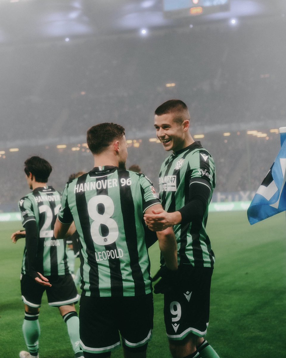 Hannover96's tweet photo. 4️⃣ Tore, 3️⃣ Punkte. Ganz starke Leistung, Männer! 👏

#HSVH96 #H96 #NiemalsAllein ⚫️⚪️💚 https://t.co/VD33hkD3p3