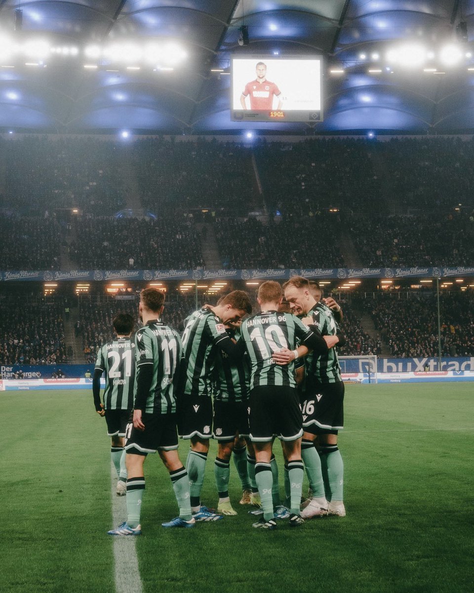 Hannover96's tweet photo. 4️⃣ Tore, 3️⃣ Punkte. Ganz starke Leistung, Männer! 👏

#HSVH96 #H96 #NiemalsAllein ⚫️⚪️💚 https://t.co/VD33hkD3p3