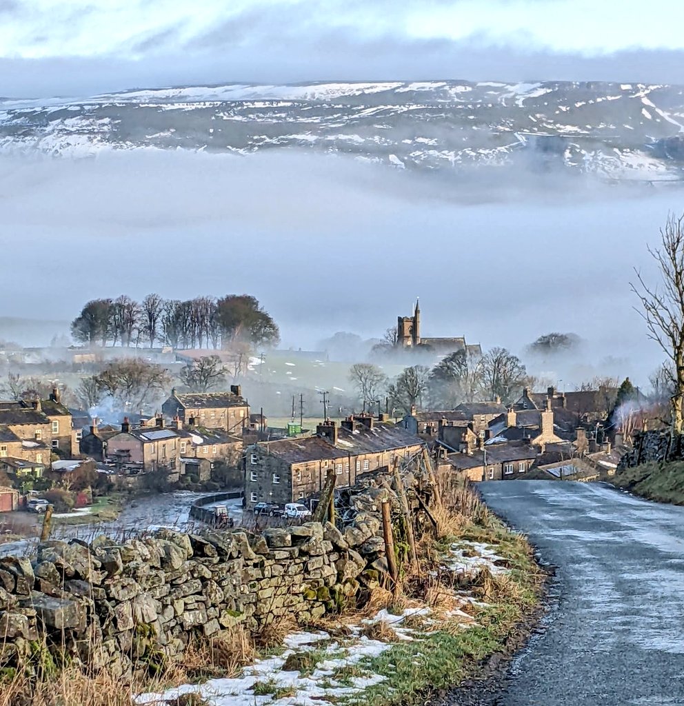 A cloud inversion over Hawes this morning with snow still on the peaks. Truly god's own county. #YorkshireDales
