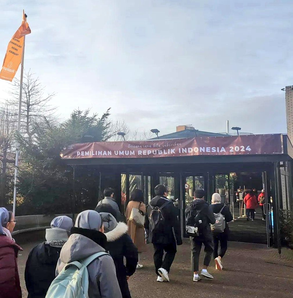 TPS Den Haag. 
Juara sementara: Indische Partij.