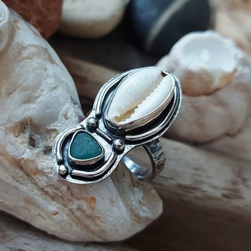 i_love_dolly's tweet photo. Morning 🌄 #UKGiftHour #UKGiftAM Channelling ocean vibes this morning with greens and blues and shells. Spring is not too far around the corner hopefully 🌼🌸🌱
https://t.co/eEU9oxa2zU
#seaglass #cowrieshells #chrysoprase #handmadejewellery #shopindie #shopsmall https://t.co/AK9zX4t86Y
