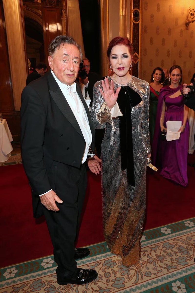 meganuni11's tweet photo. ihr Kleid war übrigens von der Stange
für schlappe 2.400 Euronen isses zu haben
#Opernball2024
https://t.co/MPfHO7C31q https://t.co/Nktnp09ygE