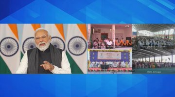 Bhupendrapbjp's tweet photo. માનનીય વડાપ્રધાનશ્રીએ પ્રધાનમંત્રી આવાસ યોજનાના લાભાર્થીઓ સાથે આત્મીય સંવાદ કરીને તેમને મળેલ લાભ અંગેના અનુભવો જાણ્યા હતા તથા તેમને #ViksitBharatViksitGujarat ના નિર્માણ માટે યોગદાન આપવાનું આહવાન કર્યું હતું. 

લાભાર્થી માતા-બહેનોએ ખૂબ હર્ષથી માનનીય પ્રધાનમંત્રીશ્રીનો આભાર વ્યક્ત કર્યો હતો અને તેમને આશીર્વાદ પાઠવ્યા હતા.