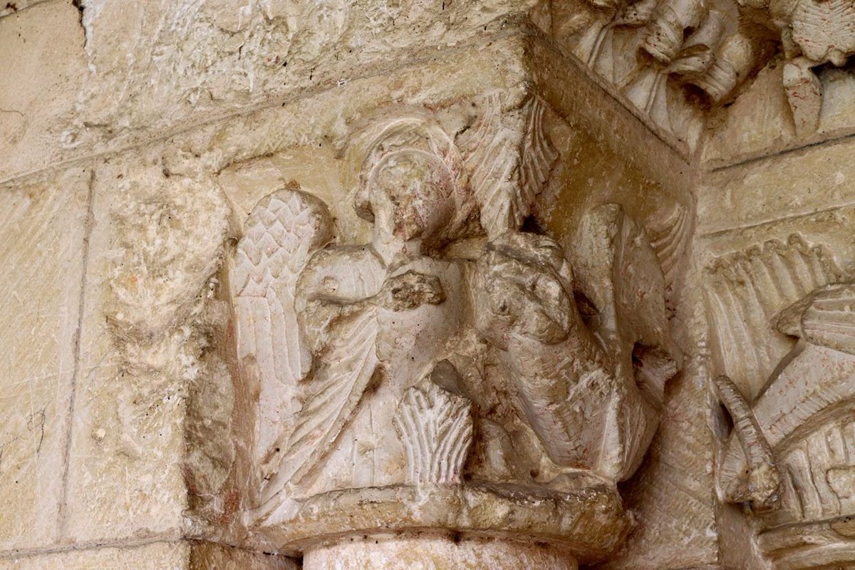 Kalearte's tweet photo. ⚔️ En la portada románica de la iglesia de #Oreitia encontramos a San Jorge luchando contra un dragón. Es habitual verle en el arte occidental de época medieval, donde la leyenda del dragón lo convirtió en un defensor de fieles y débiles, como los caballeros.
📸 @OndareIrekia https://t.co/V3uFSswRHv