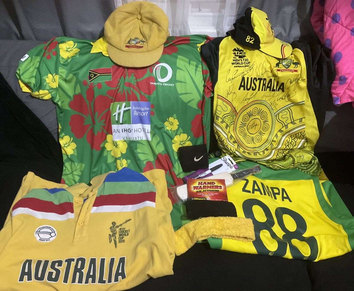 RedbackJim's tweet photo. @RisdonCricket getting ready for game tomorrow. Hopefully get a few signatures on the bat! #ZorbaZone #Spontastic https://t.co/I06S1KKYlk