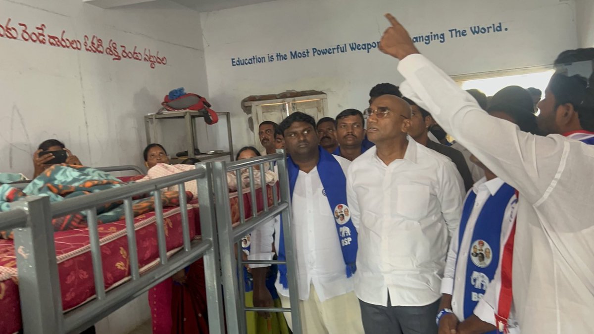 RSPraveenSwaero's tweet photo. భువనగిరి పట్టణంలోని ఎస్సీ బాలికల వసతి గృహన్ని పరిశీలించాను. గత వారం ఆత్మహత్యకు పాల్పడ్డ 10వ తరగతి విద్యార్థినిలు భవ్య,వైష్ణవిల కుటుంబ సభ్యులను కలసి వారి ఆవేదనను విన్నాను. ఈ ఘటన జరిగి వారం రోజులు గడుస్తున్న ముఖ్యమంత్రి @revanth_anumula గారు స్పందించకపోవడం, అసెంబ్లీ సమావేశాలలో అధికార, ప్రతిపక్ష నాయకులు చర్చించకపోవడం దురదృష్టకరం. 
విద్యార్థినిల ఆత్మహత్యలపై తక్షణమే ప్రభుత్వం సమగ్ర విచారణ జరిపించి  బాధ్యులను శిక్షించాలి.మృతుల కుటుంబాలకు ఎక్స్ గ్రేషియాతో పాటు, కుటుంబంలో ఒకరికి ప్రభుత్వ  ఉద్యోగం ఇవ్వాలని #BSP డిమాండ్ చేస్తున్నది.

రాష్ట్ర వ్యాప్తంగా అన్ని ప్రభుత్వ,ప్రైవేటు విద్యా సంస్థలతోపాటు జనరల్,బీసీ,ఎస్సీ, ఎస్టీ,మైనారిటీ సంక్షేమ గురుకులాలు,వసతి గృహాల్లో చదివే విద్యార్థుల కోసం యుద్ద ప్రాతిపదికన సైకాలజిస్ట్ లను/కౌన్సిలర్లను నియమించాలని #BSP డిమాండ్ చేస్తున్నది. 
@TelanganaCS