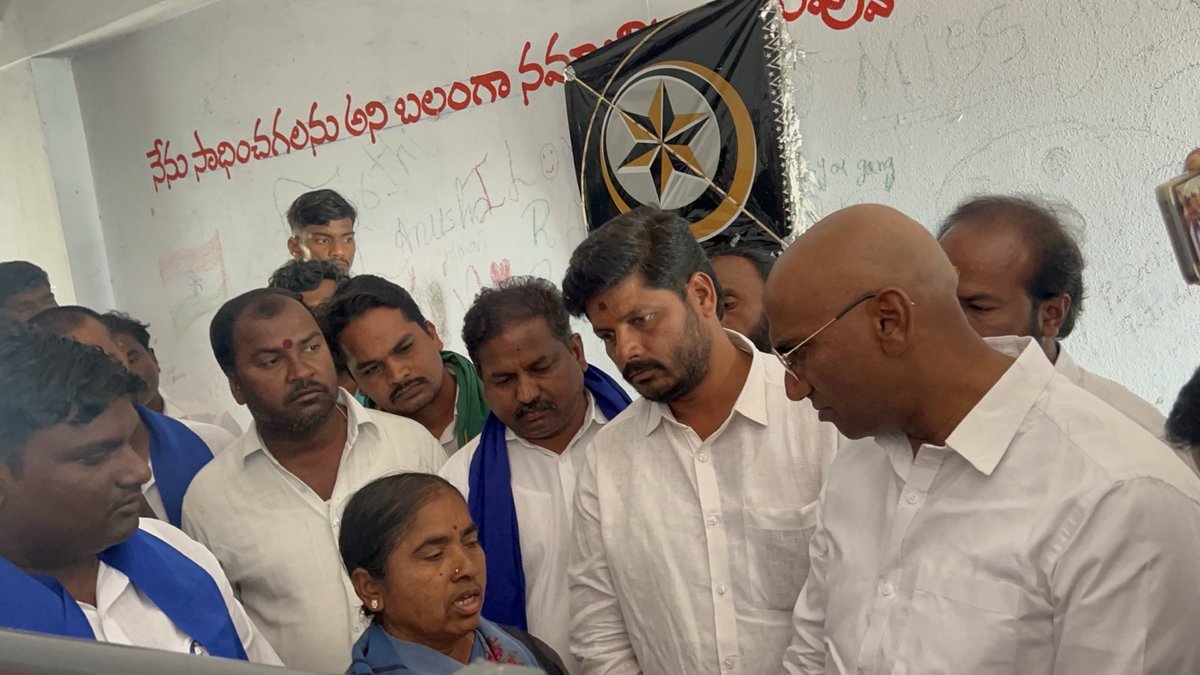 RSPraveenSwaero's tweet photo. భువనగిరి పట్టణంలోని ఎస్సీ బాలికల వసతి గృహన్ని పరిశీలించాను. గత వారం ఆత్మహత్యకు పాల్పడ్డ 10వ తరగతి విద్యార్థినిలు భవ్య,వైష్ణవిల కుటుంబ సభ్యులను కలసి వారి ఆవేదనను విన్నాను. ఈ ఘటన జరిగి వారం రోజులు గడుస్తున్న ముఖ్యమంత్రి @revanth_anumula గారు స్పందించకపోవడం, అసెంబ్లీ సమావేశాలలో అధికార, ప్రతిపక్ష నాయకులు చర్చించకపోవడం దురదృష్టకరం. 
విద్యార్థినిల ఆత్మహత్యలపై తక్షణమే ప్రభుత్వం సమగ్ర విచారణ జరిపించి  బాధ్యులను శిక్షించాలి.మృతుల కుటుంబాలకు ఎక్స్ గ్రేషియాతో పాటు, కుటుంబంలో ఒకరికి ప్రభుత్వ  ఉద్యోగం ఇవ్వాలని #BSP డిమాండ్ చేస్తున్నది.

రాష్ట్ర వ్యాప్తంగా అన్ని ప్రభుత్వ,ప్రైవేటు విద్యా సంస్థలతోపాటు జనరల్,బీసీ,ఎస్సీ, ఎస్టీ,మైనారిటీ సంక్షేమ గురుకులాలు,వసతి గృహాల్లో చదివే విద్యార్థుల కోసం యుద్ద ప్రాతిపదికన సైకాలజిస్ట్ లను/కౌన్సిలర్లను నియమించాలని #BSP డిమాండ్ చేస్తున్నది. 
@TelanganaCS