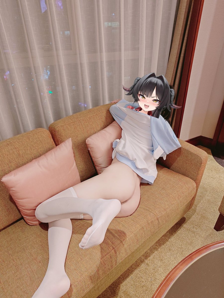 咦~~~主人的下面怎么鼓起来了，是肿了吗？人家只是在趴着看窗外风景，一♡点♡都♡没有在勾引主人哦，杂——鱼—— https://t.co/9bIQ1QoisR