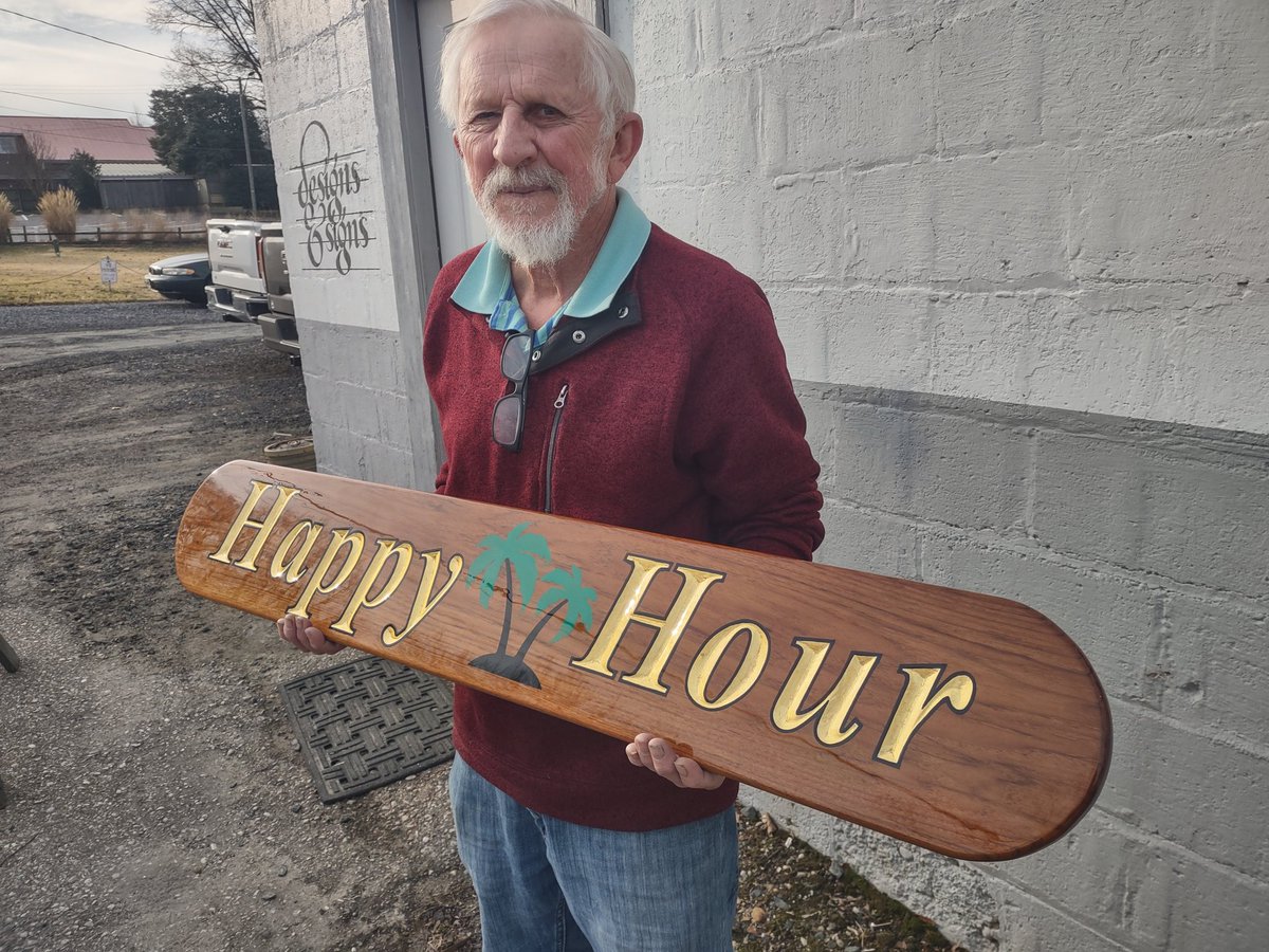 DesignsandSigns's tweet image. Fine quarterboards made with the best teak. We carve the letters by hand and finish them with gold leaf. Two part awl grip clear protects the varnish. #teak #goldleaf #sailing designsandsignsonline.com