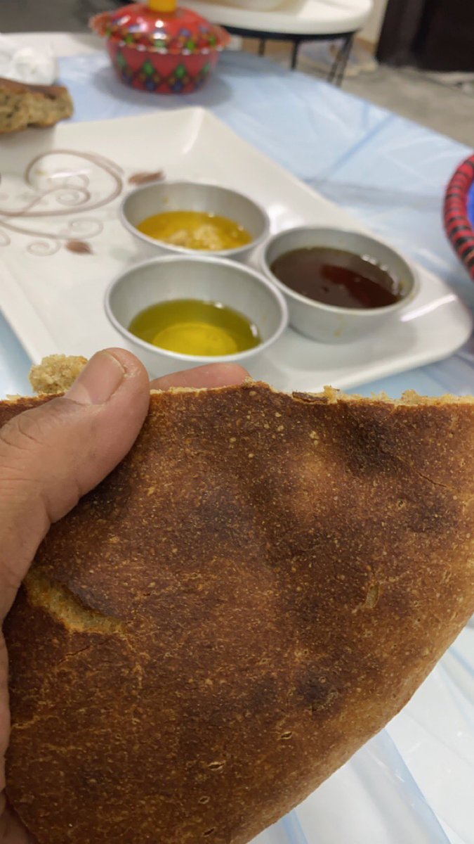عندما أزور أمي في #الرياض أعيش أجمل لحظات عمري، أعود ذلك الطفل الذي تتابع أمه كل حركاته وسكناته، تقرب منه ما كان يحن إليه ويحبه، تبحث بين ذكريات الطفولة ما كان يسعده فتسعى لتقريبه وصنعه ، حفظك الله يا أمي، وأطال في عمرك على طاعته.
هنا الفطور الجنوبي،وكأننا في مسقط الرأس #النماص